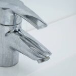 O segredo para limpar torneiras com brilho sem gastar com produtos caros