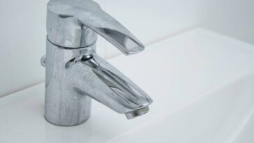 O segredo para limpar torneiras com brilho sem gastar com produtos caros