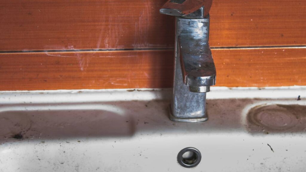 O segredo para limpar torneiras com brilho sem gastar com produtos caros