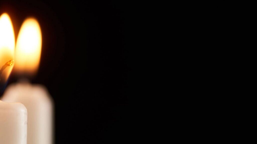 Aprenda a acender vela branca para renovar as energias da casa com leveza