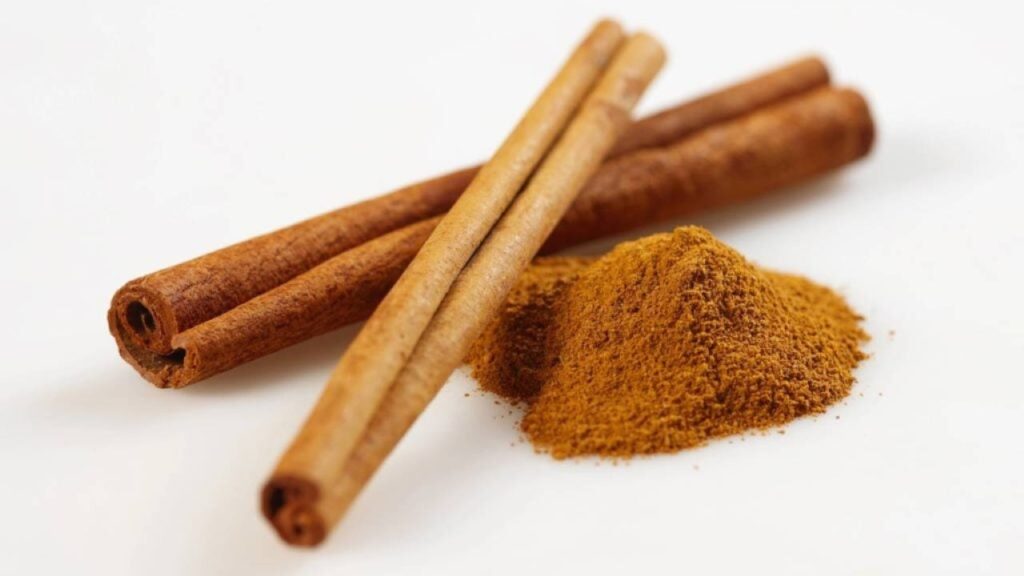 Uma alternativa natural bastante utilizada é a canela, um repelente cujas pequenas quantidades podem ser espalhadas em locais estratégicos – Créditos: depositphotos.com / magone