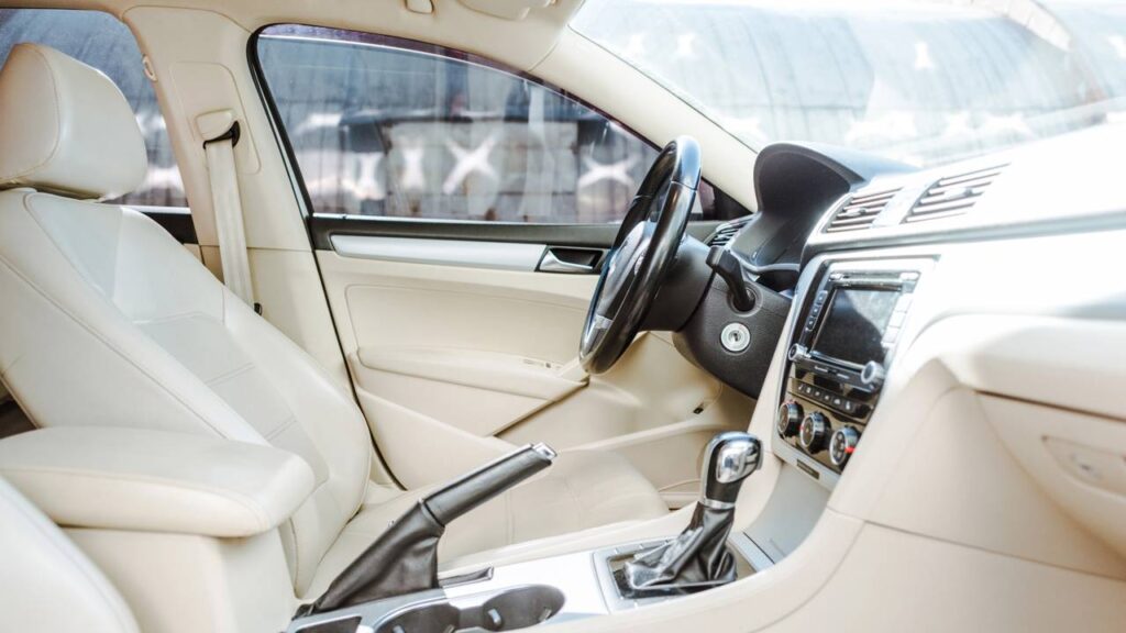 O segredo barato e eficiente que uso todas as vezes que limpo meu carro