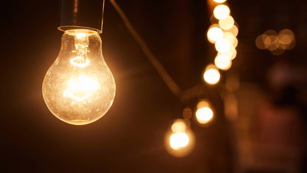 O truque criativo que deu vida nova às luzinhas queimadas da gaveta