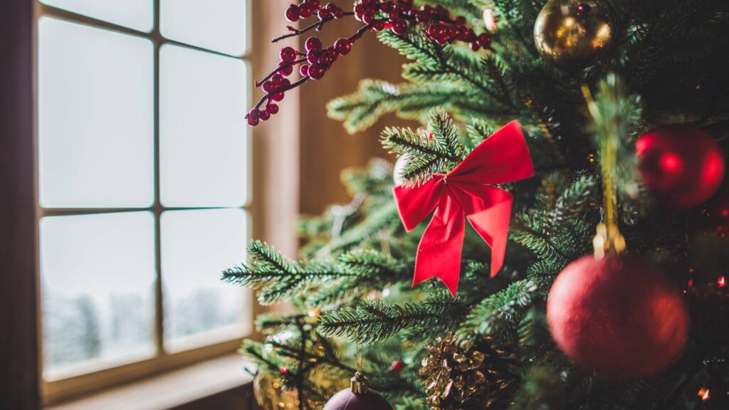 Adeus estrelas de natal! Essa simples troca no topo da árvore está dominando as decorações em 2025