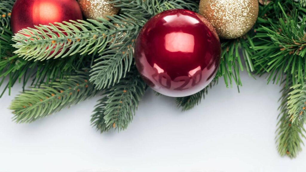 Adeus centro de mesa tradicional! Transforme seu Natal com folhas, luzes e um toque de criatividade