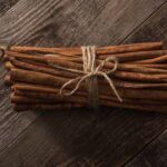 O poder da canela, o que significa pendurar uma bolsinha na porta de casa