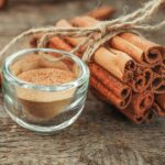 O poder da canela, o que significa pendurar uma bolsinha na porta de casa