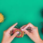 Porta-copos de crochê em formato de frutas tropicais alegres e coloridos