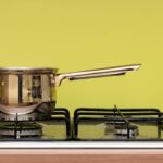 A mistura caseira e barata que usei para deixar meu fogão brilhando em minutos