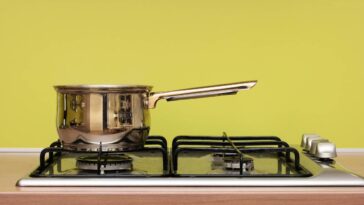 A mistura caseira e barata que usei para deixar meu fogão brilhando em minutos