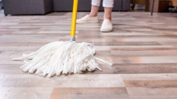 Essa receita caseira viral deixou meus pisos brilhando em minutos