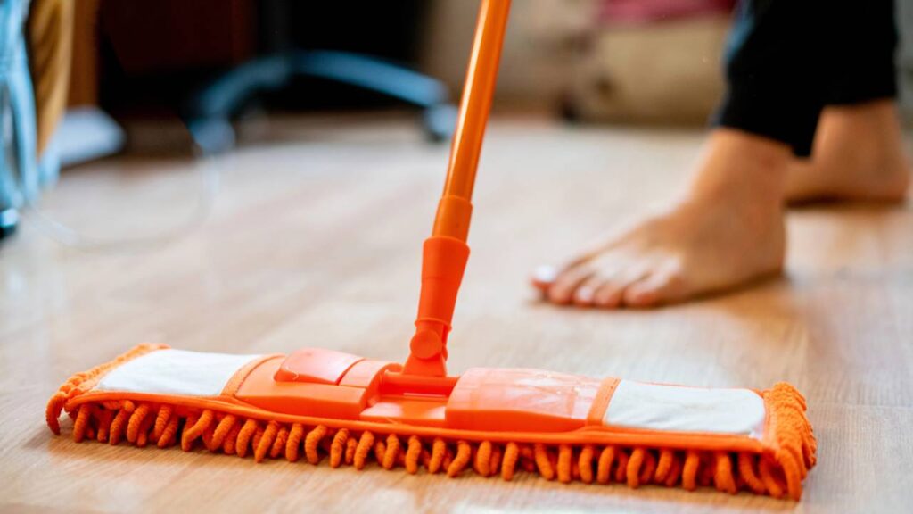 Essa receita caseira viral deixou meus pisos brilhando em minutos