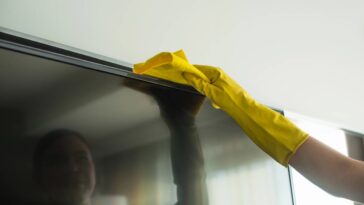 Esse truque simples salvou minha TV das manchas e riscos