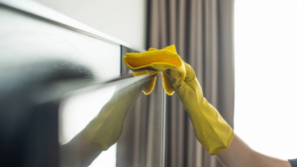 Esse truque simples salvou minha TV das manchas e riscos