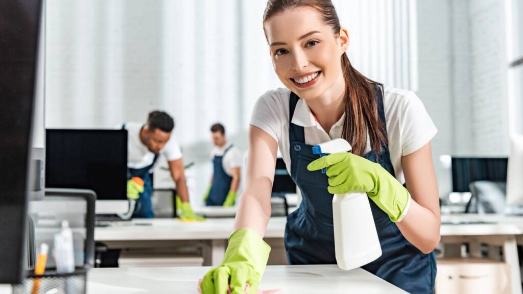 Veja o que usei e que realmente funciona para tirar as manchas do vidro do box