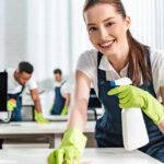 Veja o que usei e que realmente funciona para tirar as manchas do vidro do box