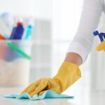 A melhor maneira de remover gordura dos armários da cozinha em poucos minutos