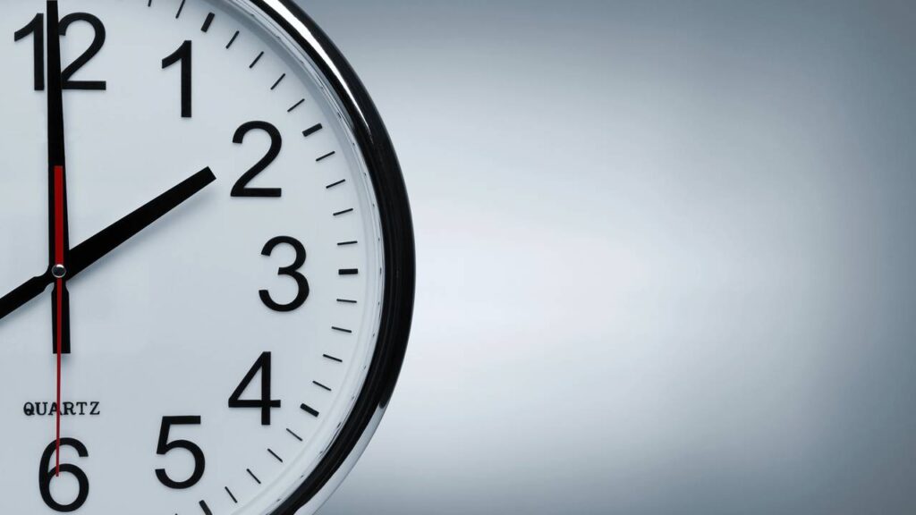 Adeus relógio comum! Os 5 motivos para ter um relógio digital LED minimalista em casa