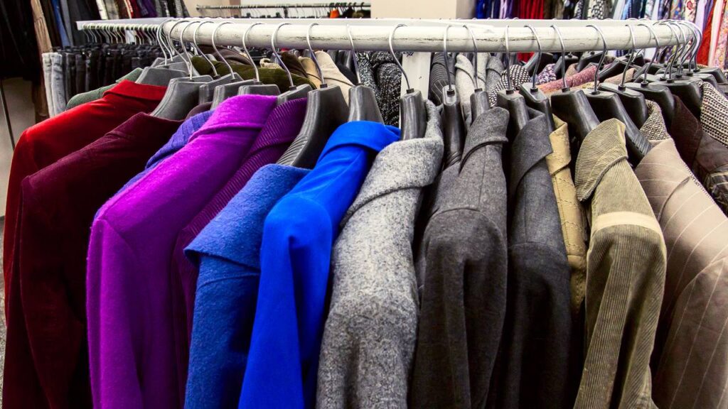 O que ninguém te contou sobre dobrar casacos e liberar espaço em casa