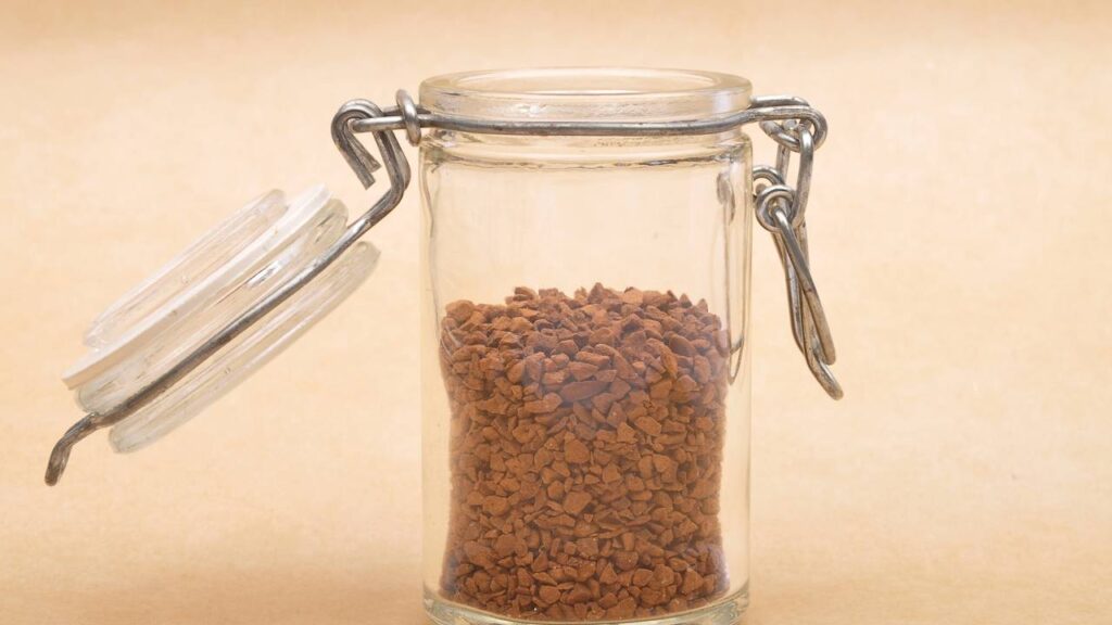 As 5 ideias lindas para transformar frascos de café em enfeites de Natal