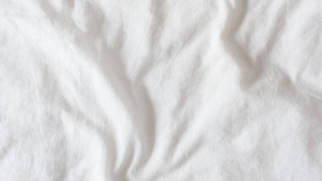 Esse tecido natural está dominando os quartos brasileiros em noites quentes