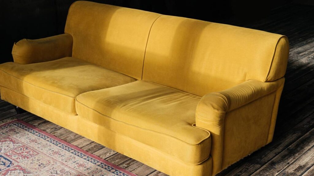 Adeus almofadas, esse detalhe discreto está mudando a decoração da sala