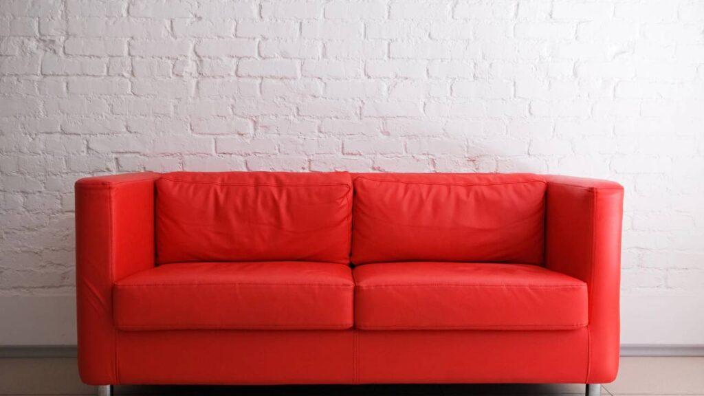 Adeus almofadas, esse detalhe discreto está mudando a decoração da sala