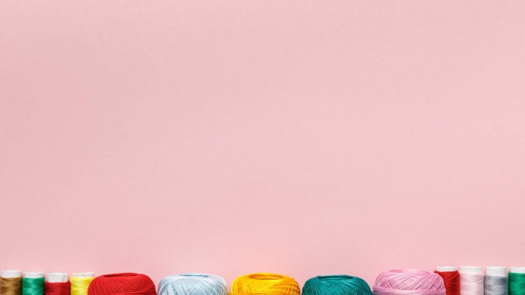 Colar de flores em crochê para complementar looks delicados com delicadeza