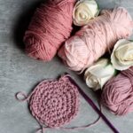 Capa para banco de cozinha em crochê com encaixe firme e prático