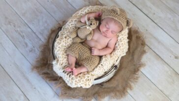 Chapéu de crochê infantil com orelhinhas delicadas de bichinho em crochê