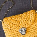 Bolsa clutch de crochê com fecho metálico e ponto concha para um toque sofisticado