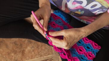 Essa bolsa em crochê virou xodó entre quem ama praticidade e estilo