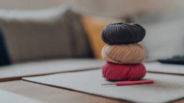 Bola sensorial de crochê macia e texturizada para estimular o bebê com aconchego