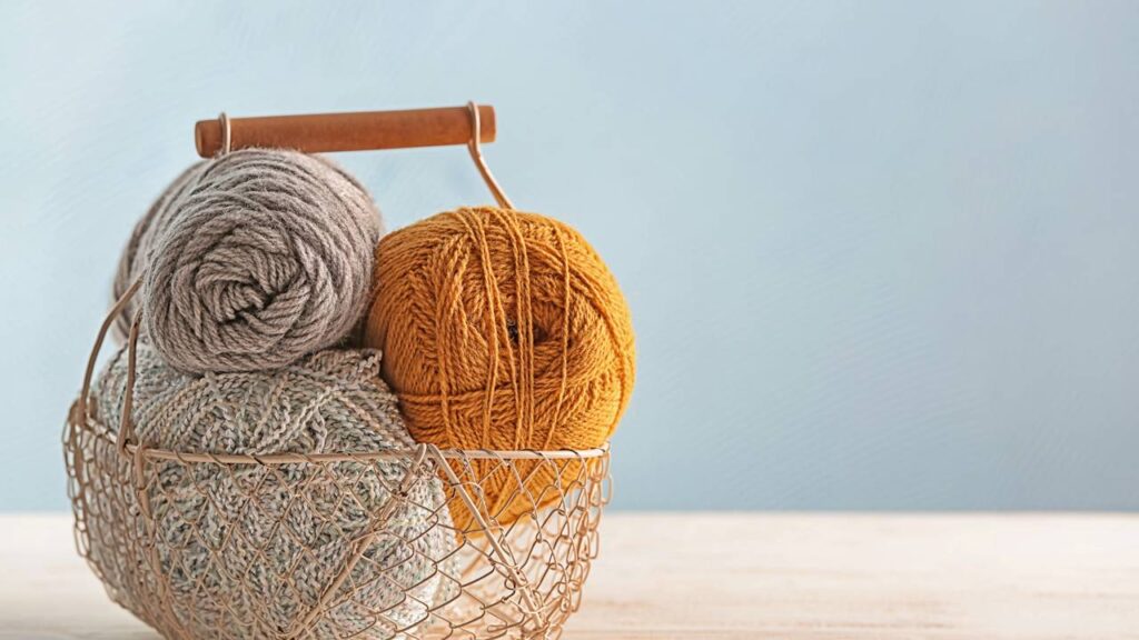 6 passos para fazer um porta-escovas de crochê firme e funcional