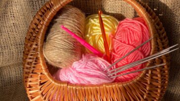 6 passos para fazer um porta-escovas de crochê firme e funcional