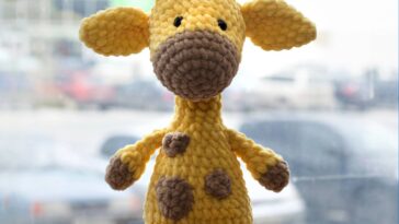 Amigurumi de girafinha fofinha e segura para presentear