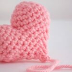 Chaveiro de coração em crochê para presentear com carinho