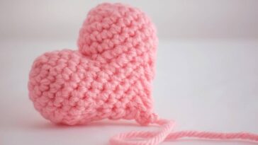 Chaveiro de coração em crochê para presentear com carinho