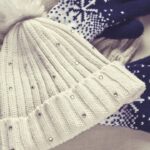 O acabamento que faz esse gorro de crochê parecer peça de loja fina