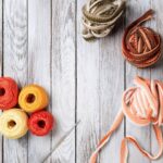 Caminho de mesa geométrico em crochê com squares de tamanhos variados