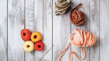 Caminho de mesa geométrico em crochê com squares de tamanhos variados