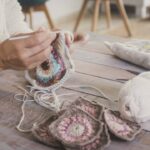 Essa capa em crochê virou queridinha de quem ama uma cozinha charmosa e organizada