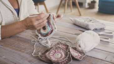 Essa capa em crochê virou queridinha de quem ama uma cozinha charmosa e organizada