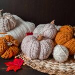 Amigurumi de abóbora mini com talinho estruturado para enfeitar