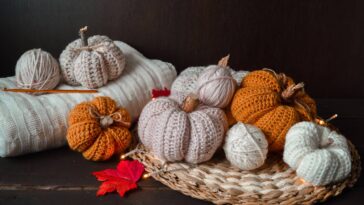 Amigurumi de abóbora mini com talinho estruturado para enfeitar