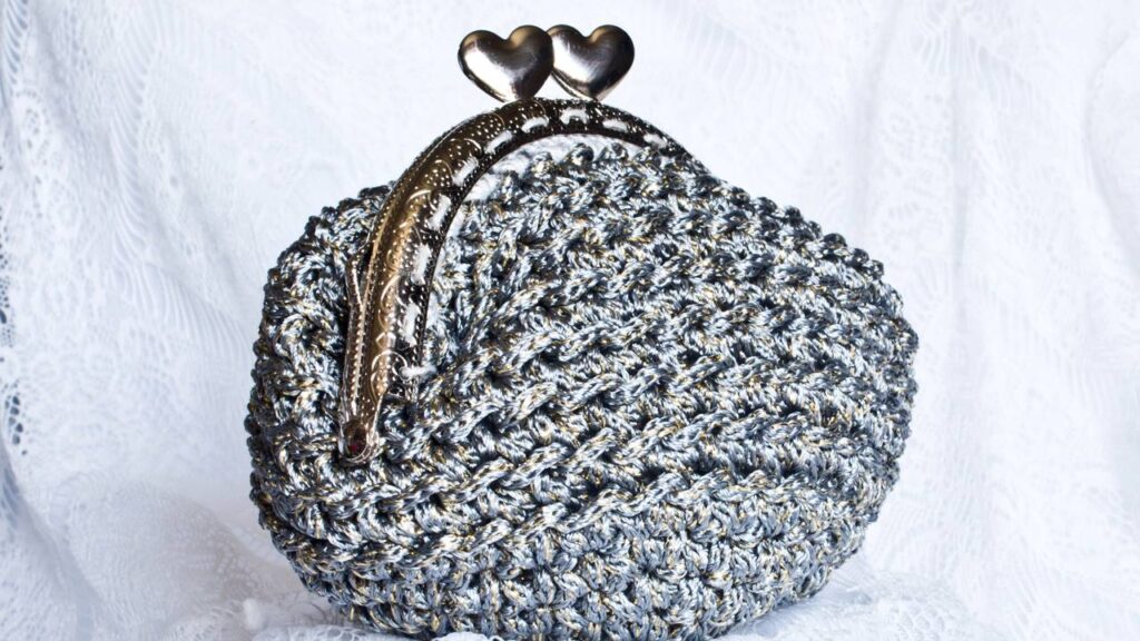 Essa bolsa dobrável surpreende pela leveza e beleza única feita em crochê