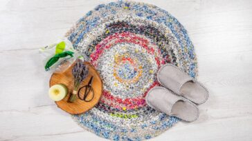 Tapete de crochê oval com combinação de tons pastel e acabamento delicado