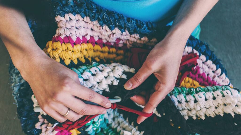 Tapete estreito para corredor com textura ripada para valorizar ambientes