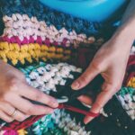 Tapete estreito para corredor com textura ripada para valorizar ambientes