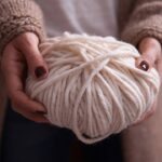 O cachecol de crochê que aquece, organiza e ainda é tendência